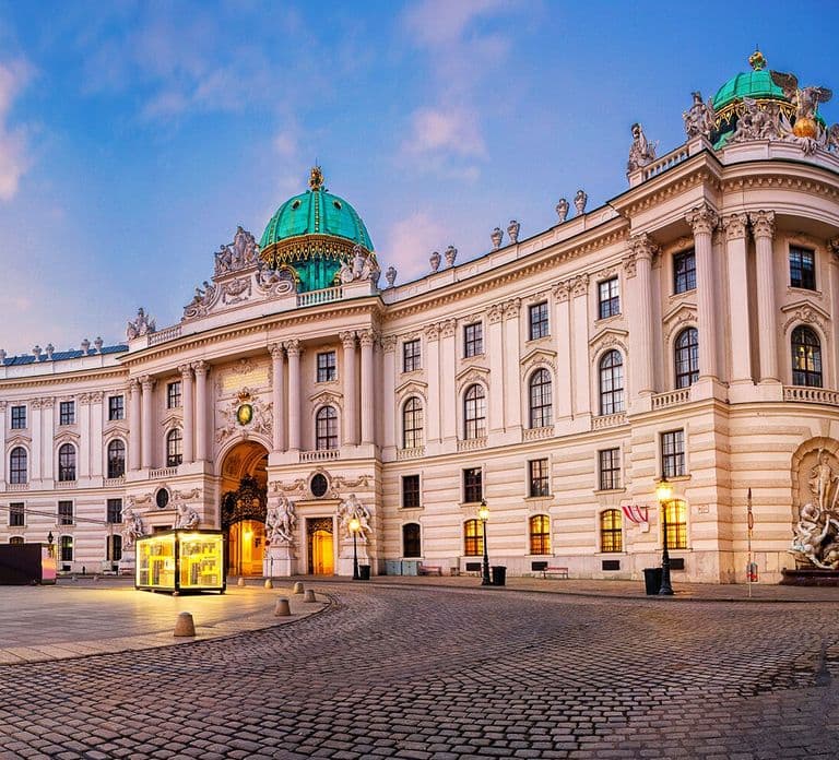 Privé sightseeing-transfer Praag - Wenen