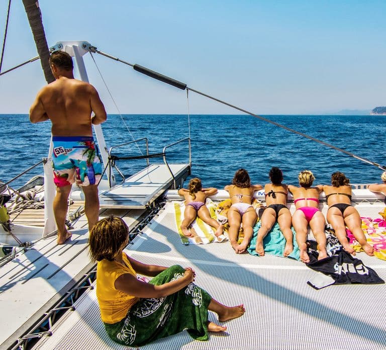 Lloret de Mar: Catamaran-zeilcruise met BBQ en drankjes