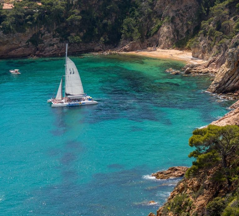Lloret de Mar: Crociera in catamarano con barbecue e bevande