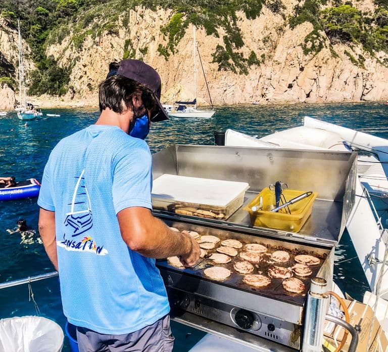 Lloret de Mar : Croisière en catamaran avec barbecue et boissons