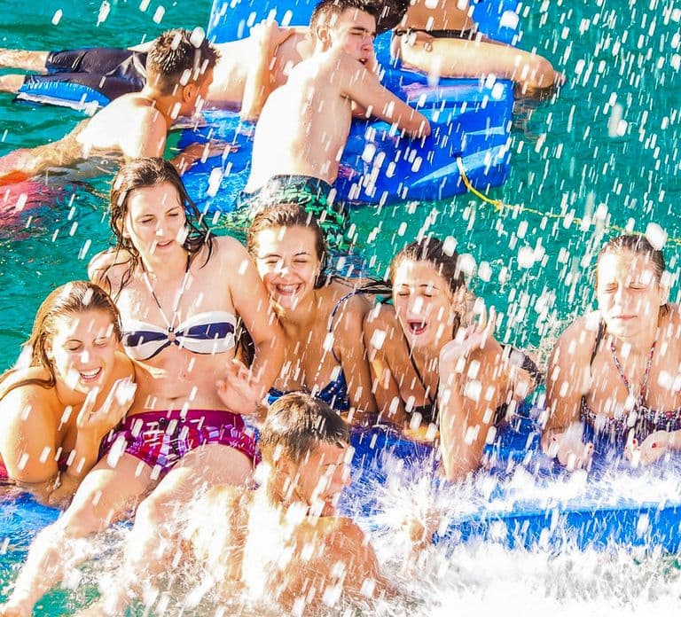 Lloret de Mar : Croisière en catamaran avec barbecue et boissons