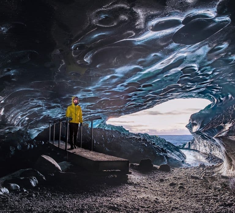 Premium Blue Ice Cave Tour - sopa quente e bebida quente inclusas.