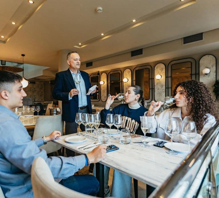 Atenas: Degustação de vinhos com um sommelier sob a Acrópole