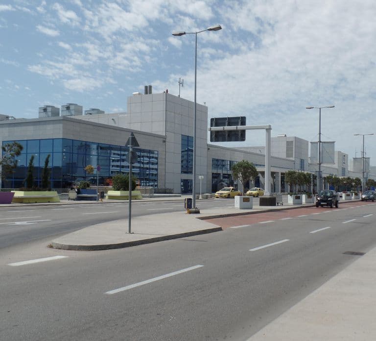 Traslado privativo entre o Aeroporto de Atenas e o porto de Piraeus