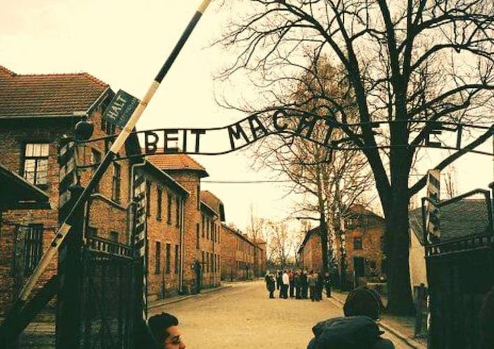 Auschwitz Small Group Tour from Warsaw with Pick-up and Lunch