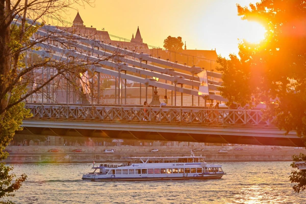 Budapest: By Night Sightseeing Cruise with Welcome Drink