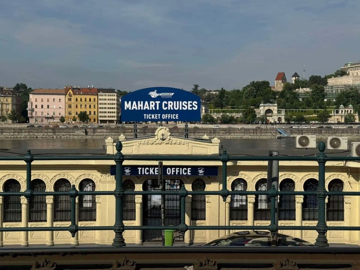 Budapest: By Night Sightseeing Cruise with Welcome Drink