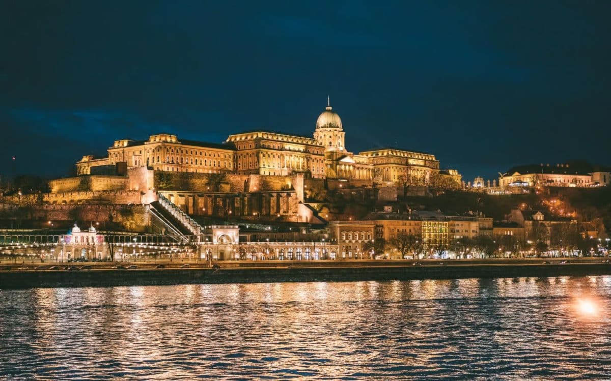 Budapest: By Night Sightseeing Cruise with Welcome Drink