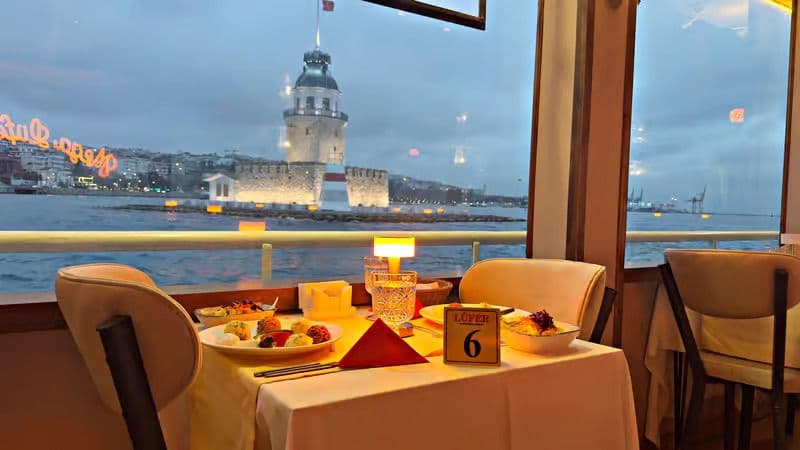 Crociera con cena sul Bosforo e spettacolo con tavolo privato