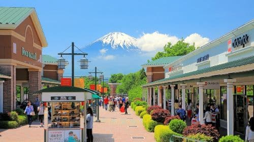 Découvrez les joies de la neige au mont Fuji, le bateau pirate de Hakone, les Gotemba Premium Outlets et un buffet barbecue japonais lors d'excursions d'une journée