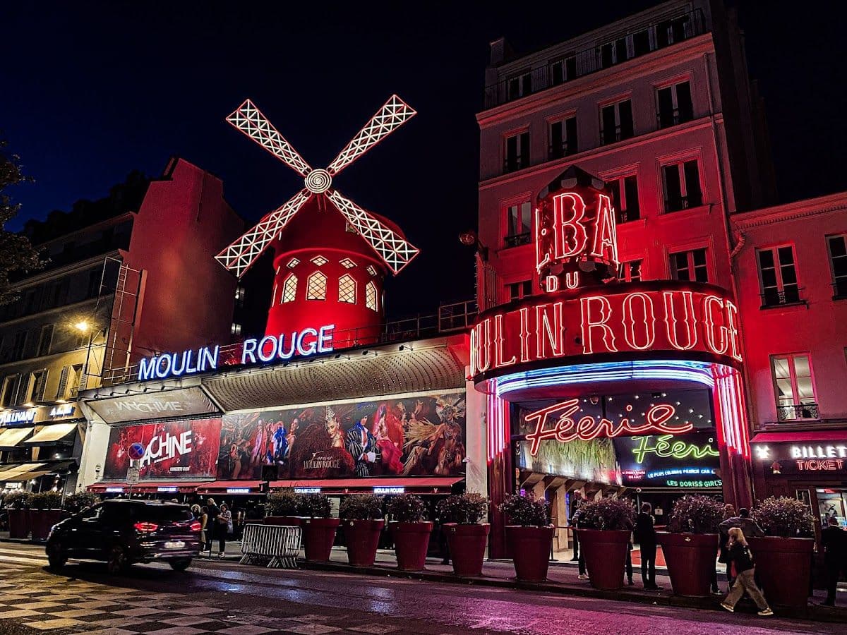 La Marina Dinner Cruise, Eiffel Tower by Night and Moulin Rouge Show + Transfers