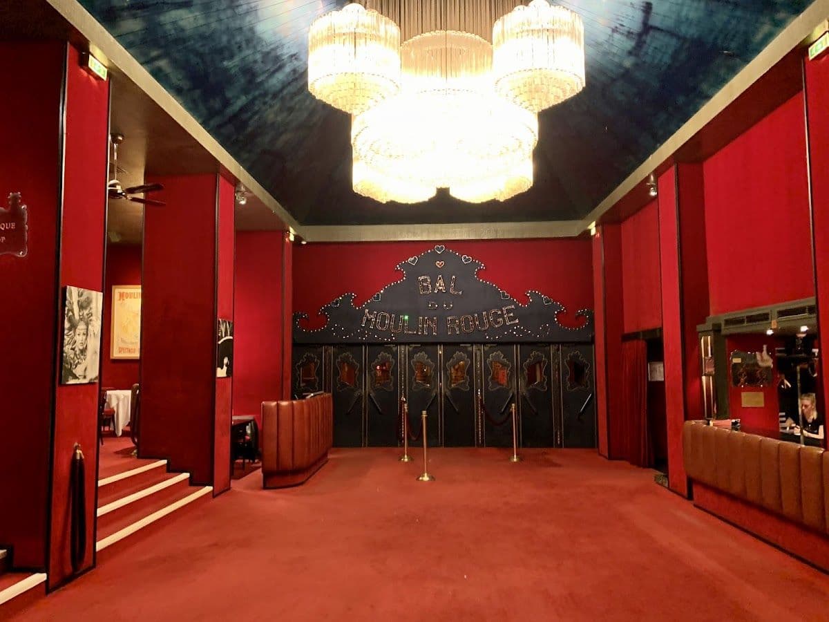 La Marina Dinner Cruise, Eiffel Tower by Night and Moulin Rouge Show + Transfers