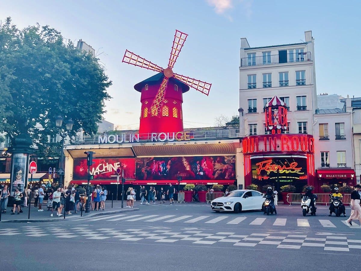 La Marina Dinner Cruise, Eiffel Tower by Night and Moulin Rouge Show + Transfers