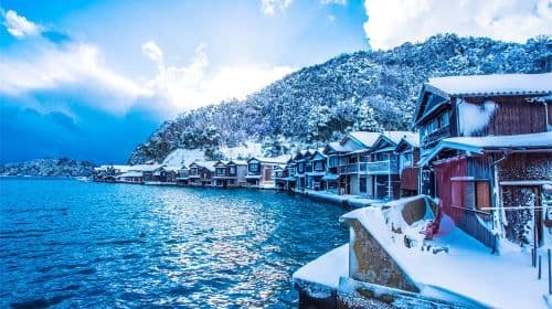 Tour giornaliero tra gemme nascoste: Amanohashidate, le case galleggianti di Ine e il villaggio di Kayabuki-no-Sato a Miyama con snack ai gamberetti in omaggio