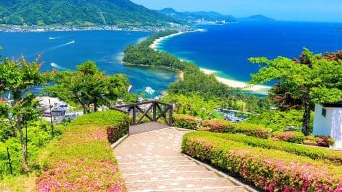 Tour giornaliero tra gemme nascoste: Amanohashidate, le case galleggianti di Ine e il villaggio di Kayabuki-no-Sato a Miyama con snack ai gamberetti in omaggio