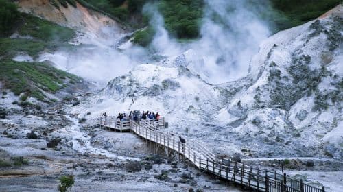 Hokkaido Lake Tōya en Noboribetsu Jigokudani Valley 1-daagse tour, met optionele sneeuwscooterervaring bij Lake Tōya tegen een meerprijs Day Tours