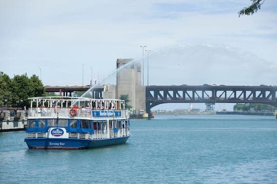 Architecture cruise in Spanish on the Chicago River from Michigan Ave