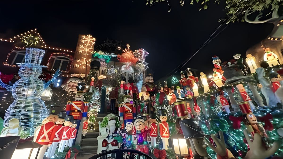 Dyker Heights Holiday Tour + Empire State Observation Deck Tagestouren