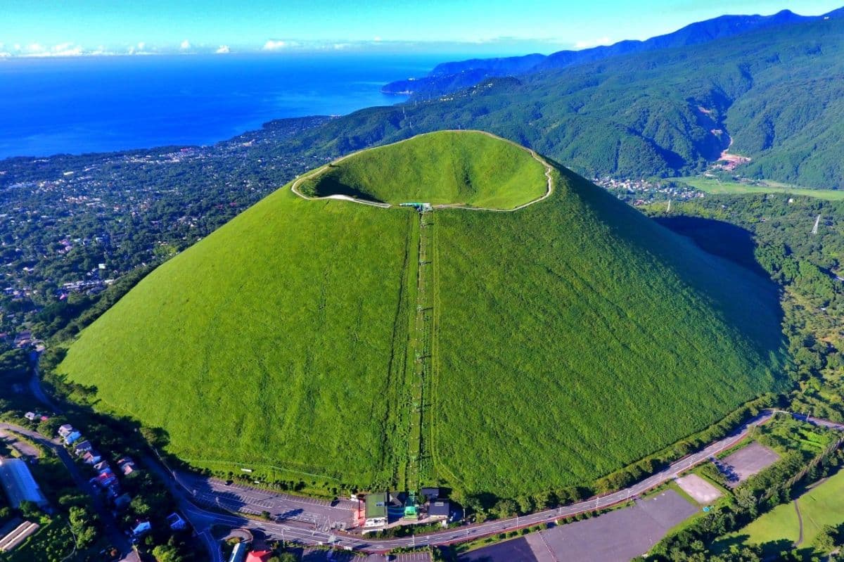 Izu Jogasaki Coast, Mt. Omuro, and Sea View Train Small Group Day Tour | Tokyo