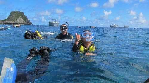 Experiência de 2 horas de mergulho e snorkel na Blue Cave em Okinawa, Japão