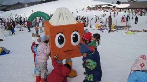 Jednodniowa wycieczka narciarska na górę Hakodate w prefekturze Shiga w Japonii – w cenie bilet wstępu, opłata za kolejkę linową, snowboard i odzież narciarska