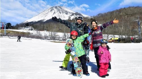 Romance invernal en Japón: Disfruta de una excursión de un día a la estación de esquí Yeti Ski Resort en la 2ª estación del Monte Fuji