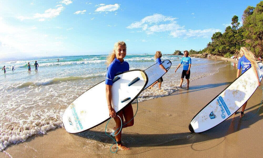 Lezione di surf di gruppo di 120 minuti a Byron Bay