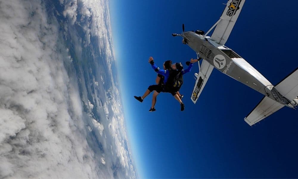 Skydive Byron Bay: Salto Duplo de 15.000 pés com Transfer de Brisbane