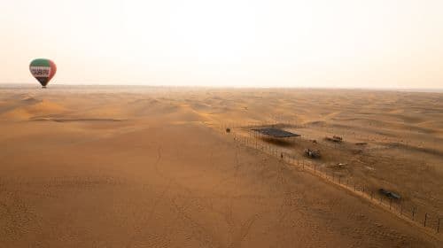 Dubai Desert Adventure giro in mongolfiera Esperienza Tour di mezza giornata Guarda l'alba nel deserto Tè o caffè in omaggio Spettacolo di falconeria Tour giornalieri