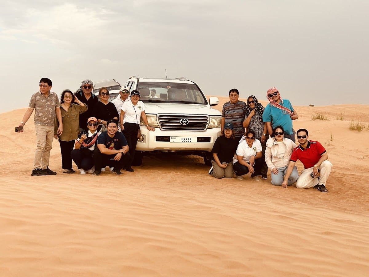 Wyprawa do obozu na pustyni w Dubaju z dune bashingiem – jazda po czerwonych wydmach/transfery/zachód słońca/przejażdżka na wielbłądzie/arabski bufet/malowanie henną/pokazy – dostępne opcje standard/VIP/klimatyzowana strefa letnia