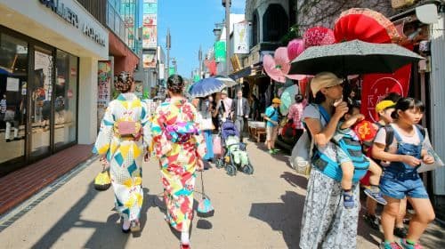 Kotoku-in + Komachi Street + Enoshima + Tsurugaoka Hachimangu 日帰りツアー（Enoden 電車体験付き）