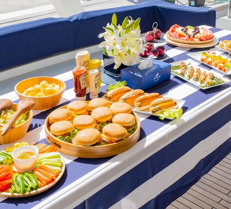 Dubai: The Luxury Yacht Tour with Live BBQ Option and Drinks
