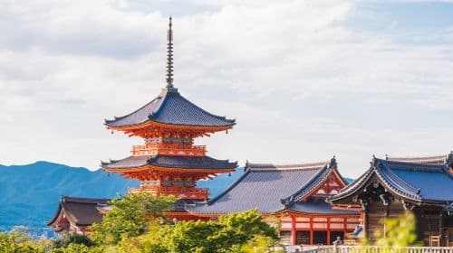 Kyoto Kiyomizu-dera Temple + Ninenzaka + Sannenzaka + Kinkaku-ji + Fushimi Inari Taisha one-day pilgrimage to explore Kyoto's millennium-old heritage and enjoy autumn foliage