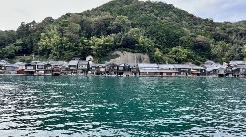 Tour di un giorno per piccoli gruppi a Kyoto | Ine Funaya + Amanohashidate + Dare da mangiare ai gabbiani nella baia di Ine + Preghiere al tempio Chionji