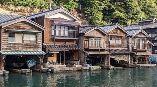 Tour di un giorno per piccoli gruppi a Kyoto | Ine Funaya + Amanohashidate + Dare da mangiare ai gabbiani nella baia di Ine + Preghiere al tempio Chionji