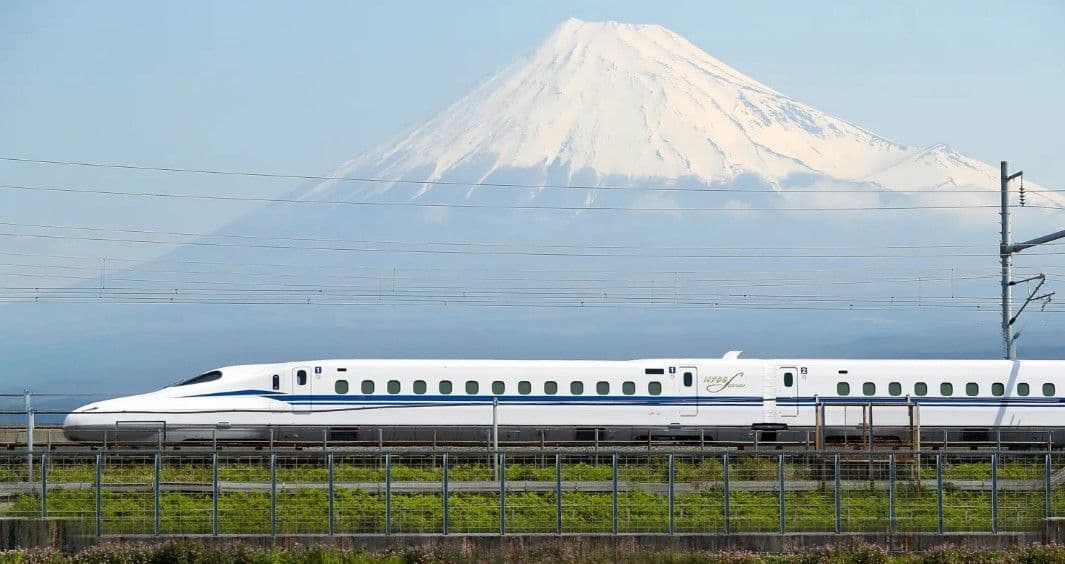 Mt. Fuji I Line: A one-day tour of the Mt. Fuji-Hakone Shinkansen bullet train.