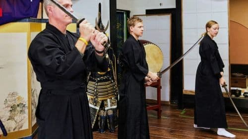 Nachtelijke/Proef-zwaardvechten bij Bushido met echte scherpe samoeraizwaarden nabij Osaka Castle