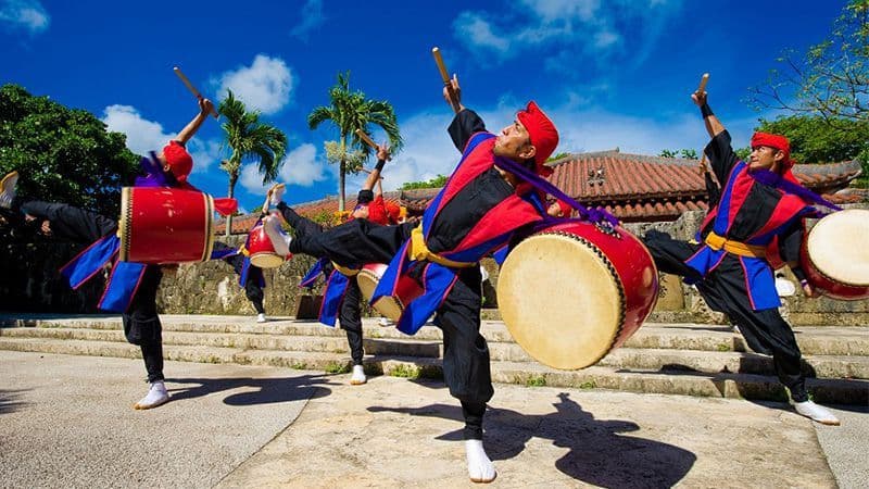 Pacchetto biglietti d'ingresso per Okinawa Cultural Kingdom (Yuquan Cave・Kingdom Village・Habu Museum Park) : 15 anni in su (inclusi) Open Greeting Pass (Grotta, Kingdom Village e Habu Museum) (15~)