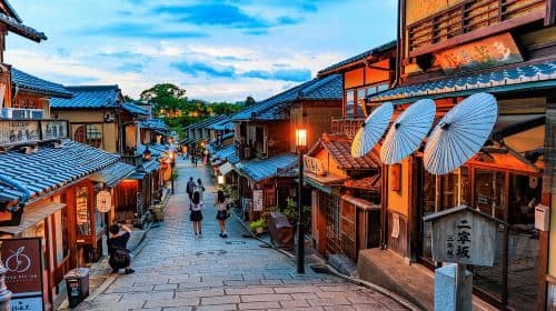 One-Way Bus: from Kanazawa to Kyoto Day Tours