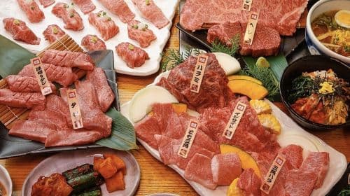 Rezerwacja pakietu premium yakiniku z wołowiną Kuroge Wagyu w Osace – oddział Dotonbori Mitsuru Uehonmachi, w tym rezerwacja stolika