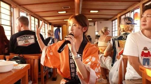 Tokyo Bay: Crociera con spettacolo giapponese e opzione Sukiyaki/Birra - Tour giornalieri