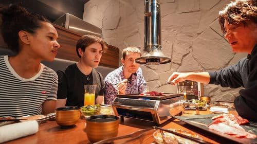 Tokyo Night Foodie Tour a Shinjuku - Sushi di stagione, tour giornalieri di Wagyu Beef