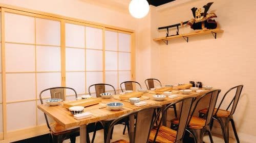 Tokio: Warsztaty robienia sushi w stroju Happi w pobliżu słynnego miejsca – wycieczki jednodniowe