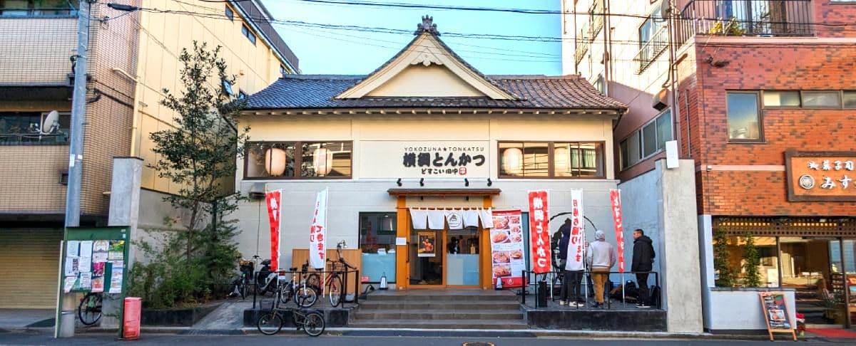 Tokyo: Sumo Wrestling Restaurant: Experience and Show with Chanko Nabe Lunch at Dosukoi Tanaka (2 hours / English)
