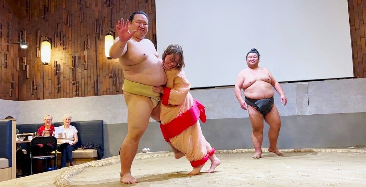 Tokyo: Sumo Wrestling Restaurant: Experience and Show with Chanko Nabe Lunch at Dosukoi Tanaka (2 hours / English)