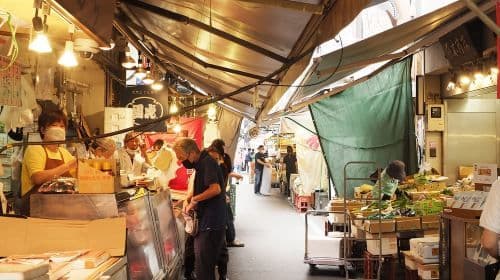 Tokyo: Tour guidato del mercato di Tsukiji ed esperienza di preparazione del sushi