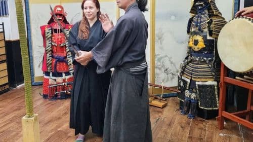 Aula de corte com espada Samurai (Bushido) com espadas reais perto do Castelo de Osaka