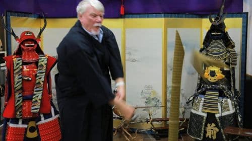 Aula de corte com espada Samurai (Bushido) com espadas reais perto do Castelo de Osaka