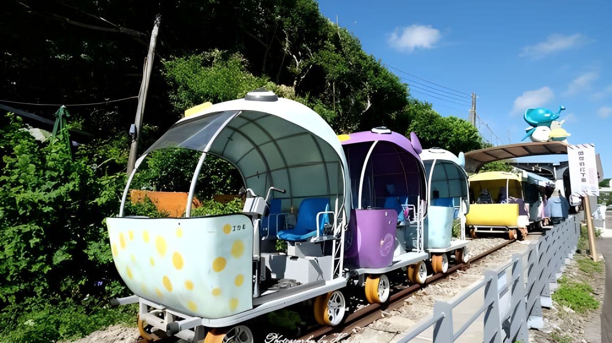 Family Seaside Fun: New Taipei City Shen'ao Rail Bike + National Museum of Marine Science and Technology + Colorful Street Houses Day Tour Day Tours
