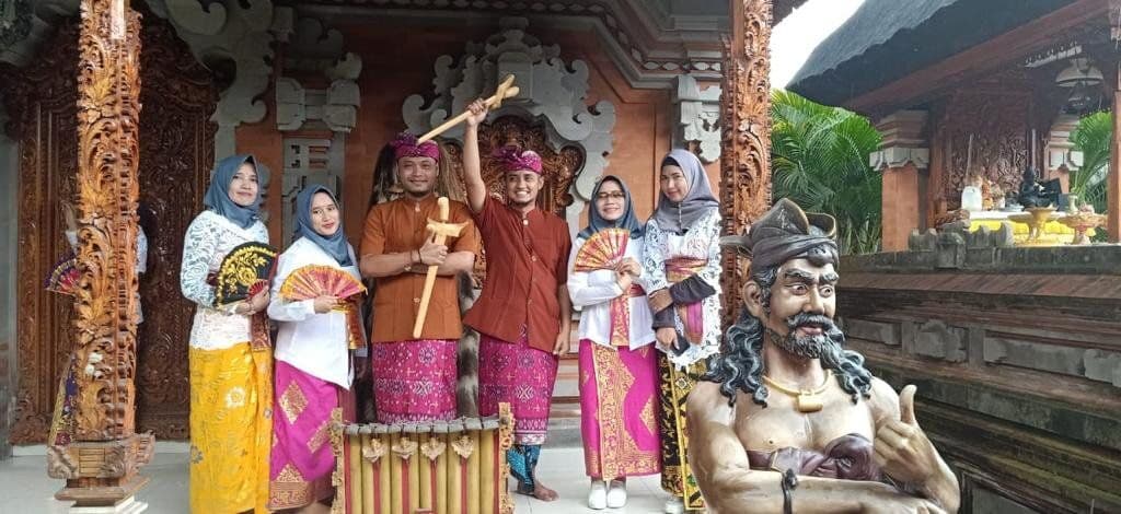 Balinese Custome Seraya Budaya Singapadu Ubud